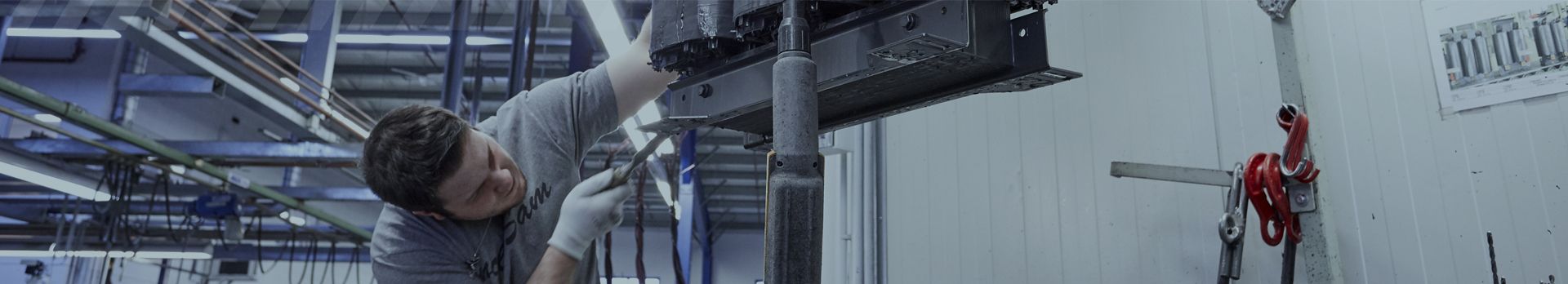 Headerbild für den Karrierebereich „Zukunft bei uns“ mit Mitarbeitern und Werkumgebung